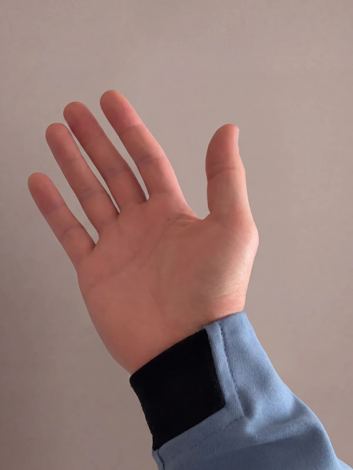 Деталь: велюровая окантовка кармана и вязаные манжеты куртки Цельный