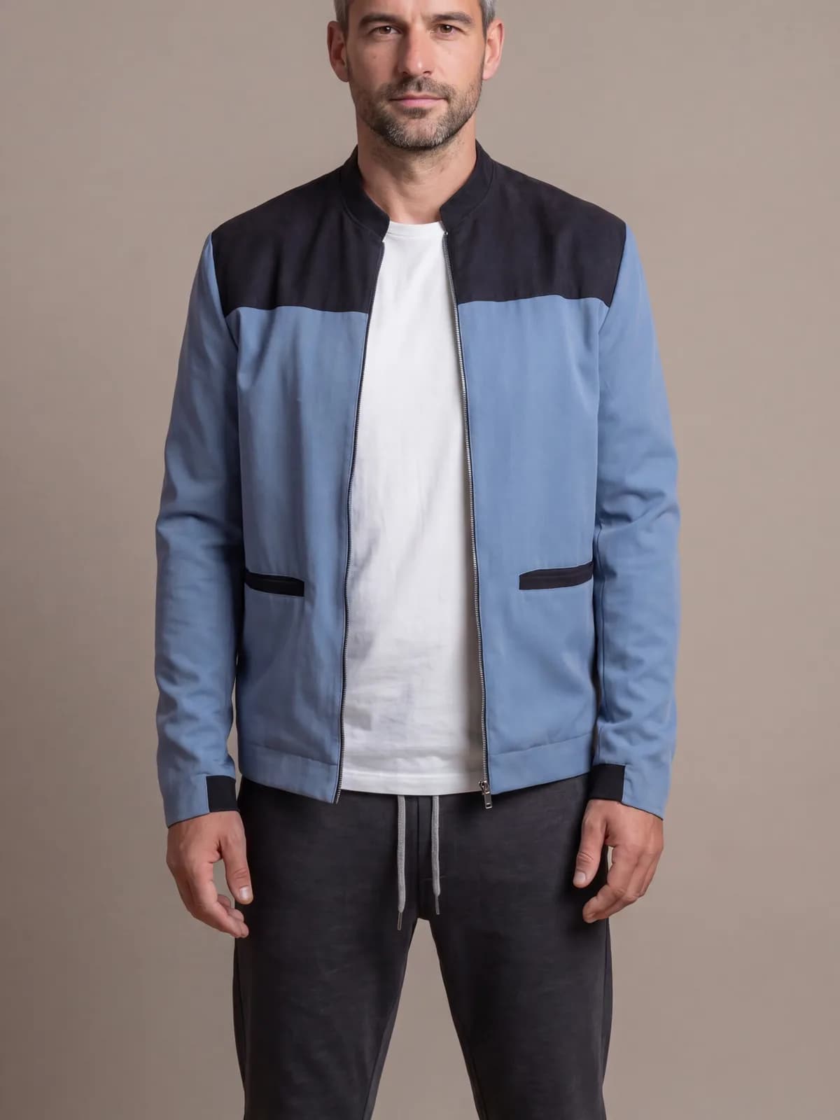 Куртка-бомбер Цельный, вид спереди — голубой корпус, тёмно-синяя велюровая кокетка